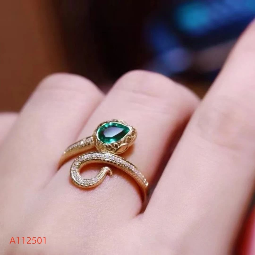 Gioielleria raffinata Smeraldo naturale Anello da donna a forma di serpente S925 Argento puro Processo di galvanica Gemme intarsiate Test di supporto
