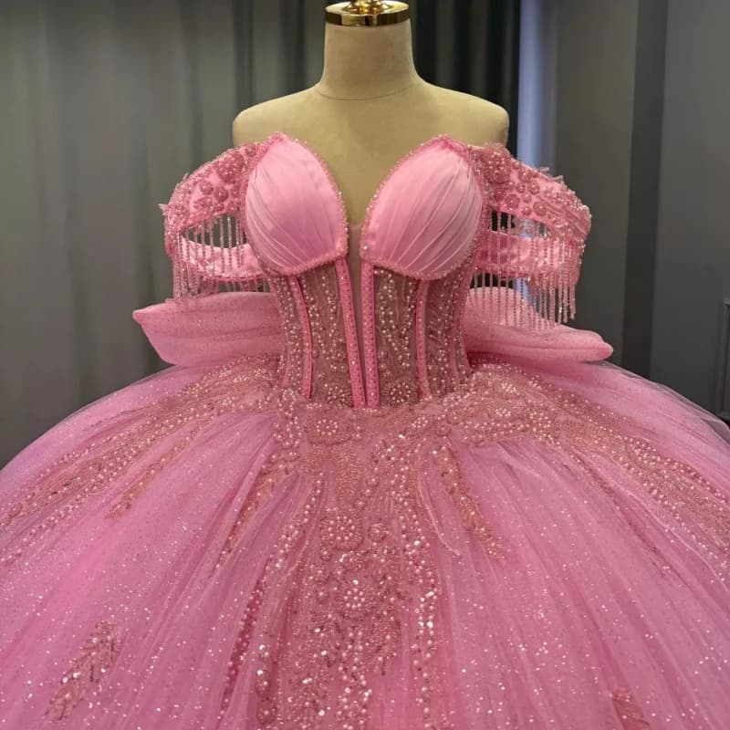 Abito Quinceanera rosa lucido Fiore glitterato di cristallo Decalcomania con spalle scoperte Coda lunga Fiocco Abiti da 15 Quinceanera Personalizza