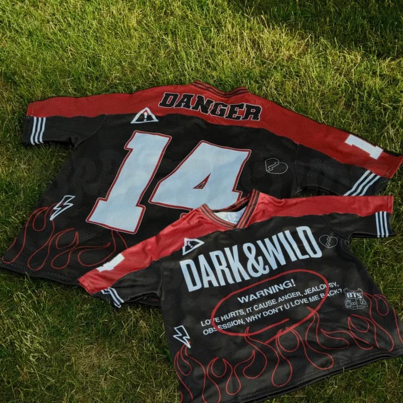 Nuova Maglia da Calcio da Uomo 2026 in Rete Ispirata a 'Dark & Wild' Nera e Rossa con Stampa 'Danger' - T-shirt Streetwear con Scollo a V per l'Estate