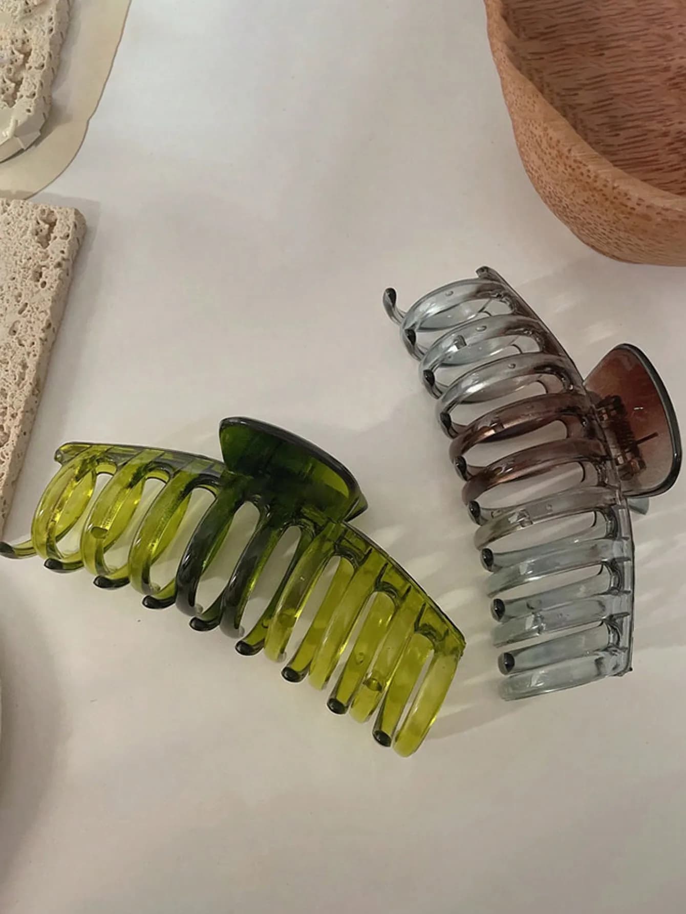 2 fermagli per capelli da donna in plastica leggera, neri e bianchi, opachi, grandi, alla moda ed eleganti, adatti per l'uso quotidiano, il bagno, il lavaggio del viso, l'acconciatura.