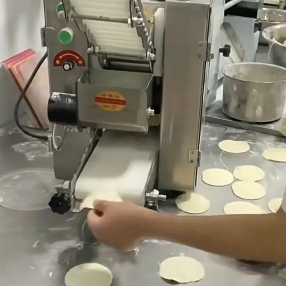 Macchina per involucro di gnocchi commerciale Macchina per involucri di wonton automatica elettrica Macchina per pasta di noodle con pelle di gnocchi