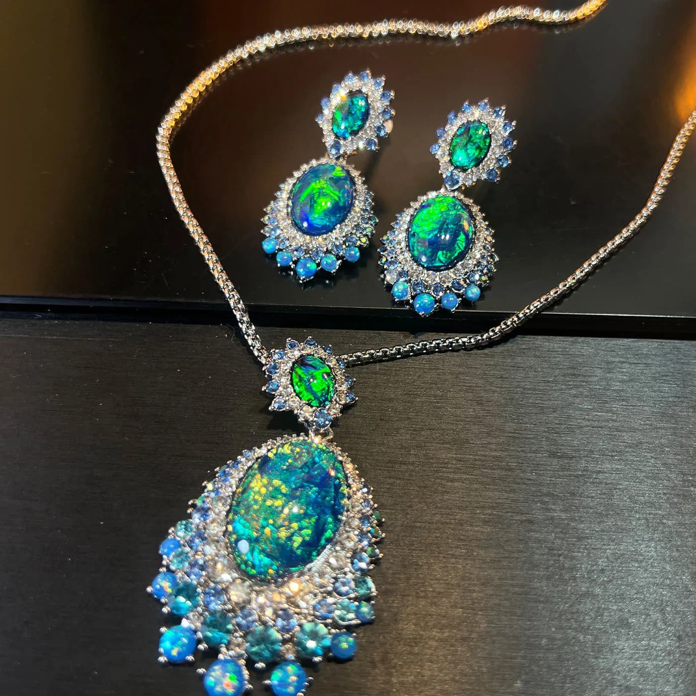 Collana e Orecchini da Donna con Opale Simulato e Accenti Multigemme per Serate Eleganti, Regalo Femminile