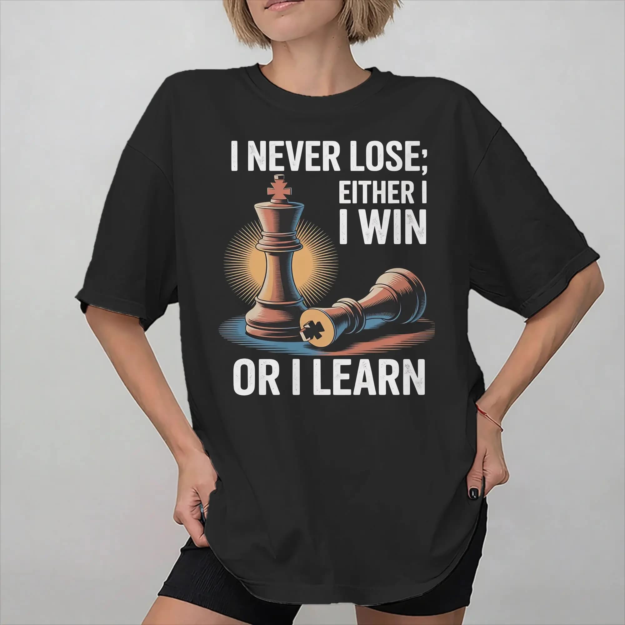 T-shirt Unisex in Cotone con Stampa Grafica per Giocatori di Scacchi: 'Non Perdo Mai, Vendo o Vincio o Imparo' - Accessori per Giochi da Tavolo