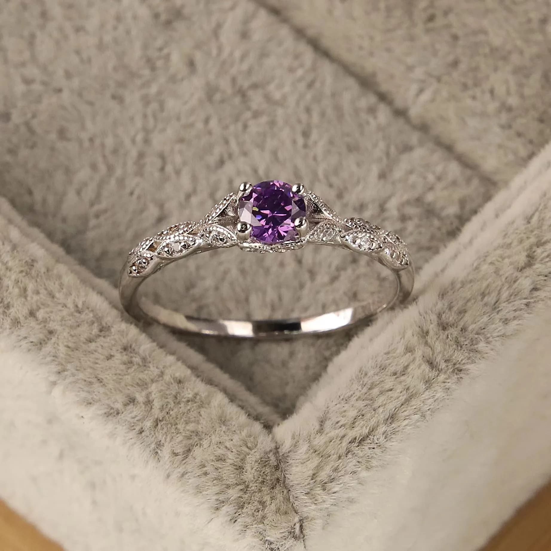 Anello da Donna con Zircone Ametista Simile al Diamante, Anello Semplice ed Elegante di Lusso Leggero