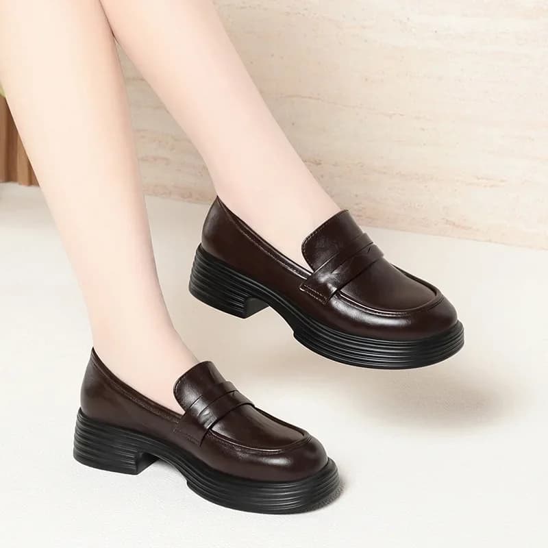 Mocassini in morbida pelle con fondo spesso, comodi e poco profondi, stile britannico da 4 cm, scarpe con plateau e tacco quadrato autunnali 2025 per ufficio