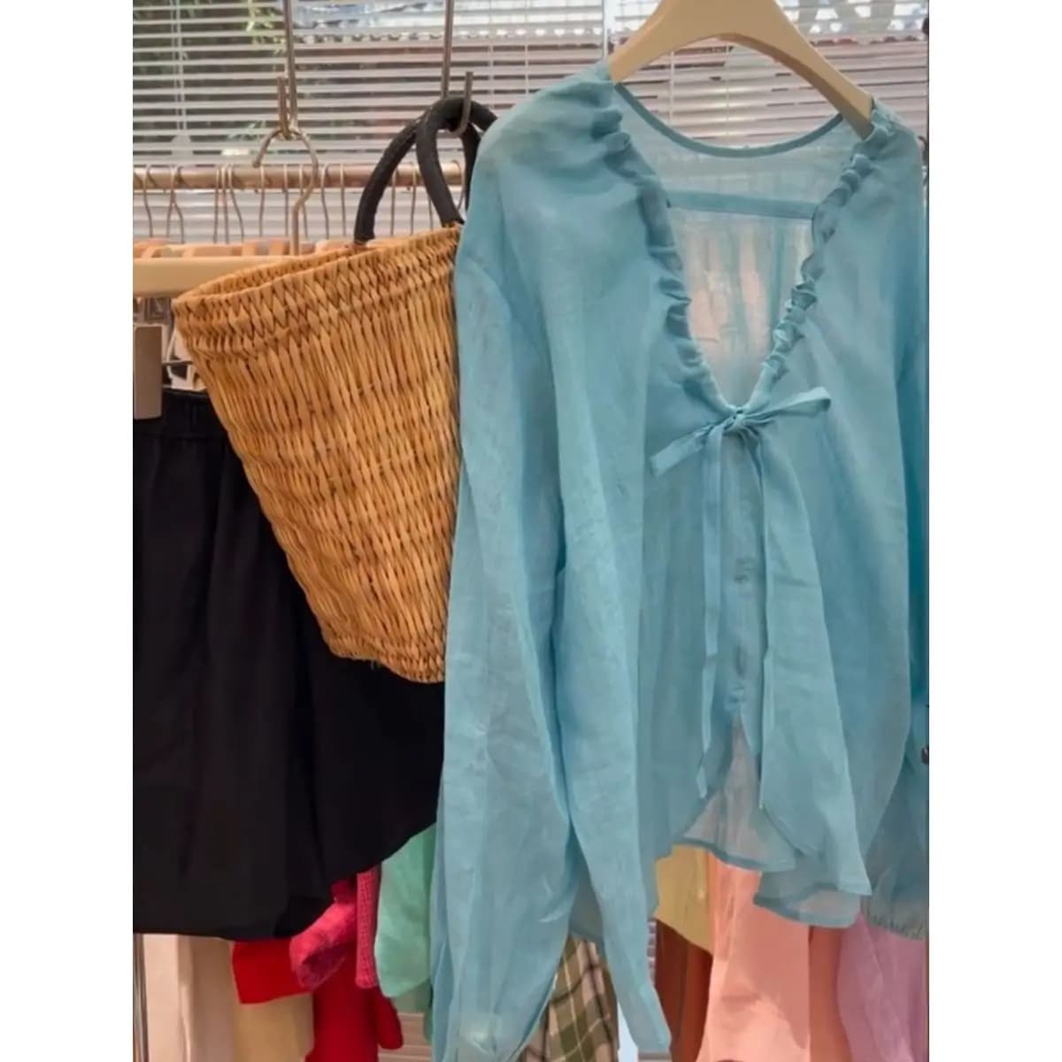 Camicia Estiva 2025 da Donna a Tinta Unita con Protezione Solare, Copricapo con Cappuccio, Top Casual Bianco che Nasconde la Pancia e Valorizza la Silhouette