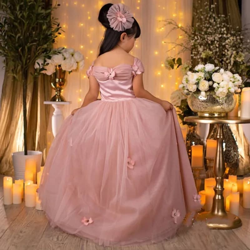 Abito da ragazza di fiori personalizzato in tulle gonfio con applicazioni 3D con spalle scoperte elegante per il primo abito da festa di compleanno eucaristico per bambini