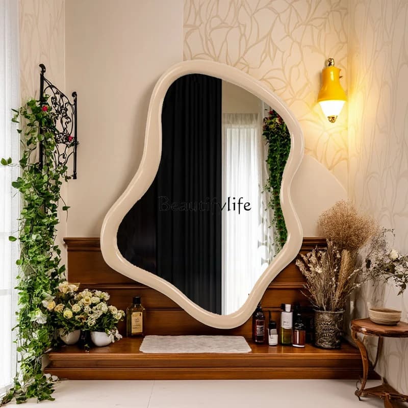 Specchio per il trucco irregolare intelligente di lusso leggero per camera da letto a parete per bagno di fascia alta in stile francese per uso domestico