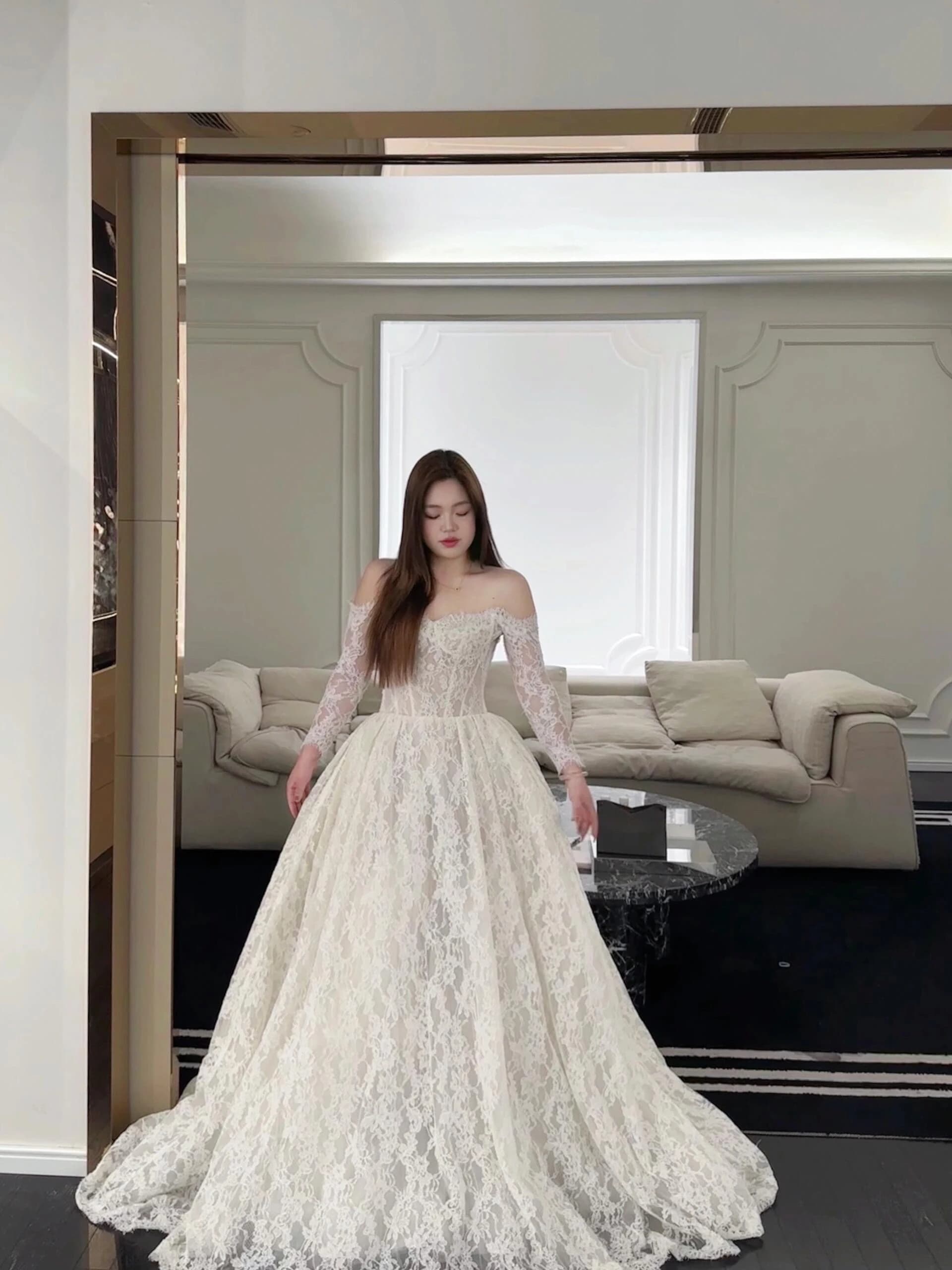 Elegante Abito da Sposa Plus Size in Pizzo con Spalla Singola e Manica Lunga per Occasioni in Hotel, per Donne 18-25 Anni
