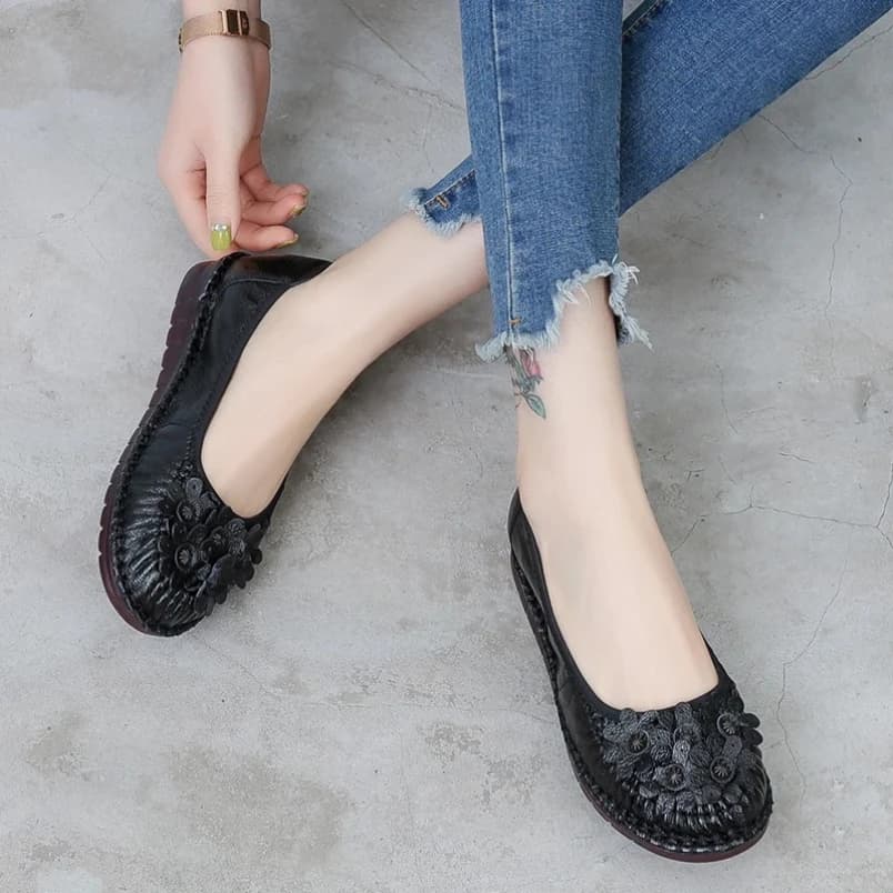2025 Mocassini da donna Tacchi piatti in vera pelle Fiore Punta tonda Scarpe morbide e solide Scarpe da donna con plateau Zapatos