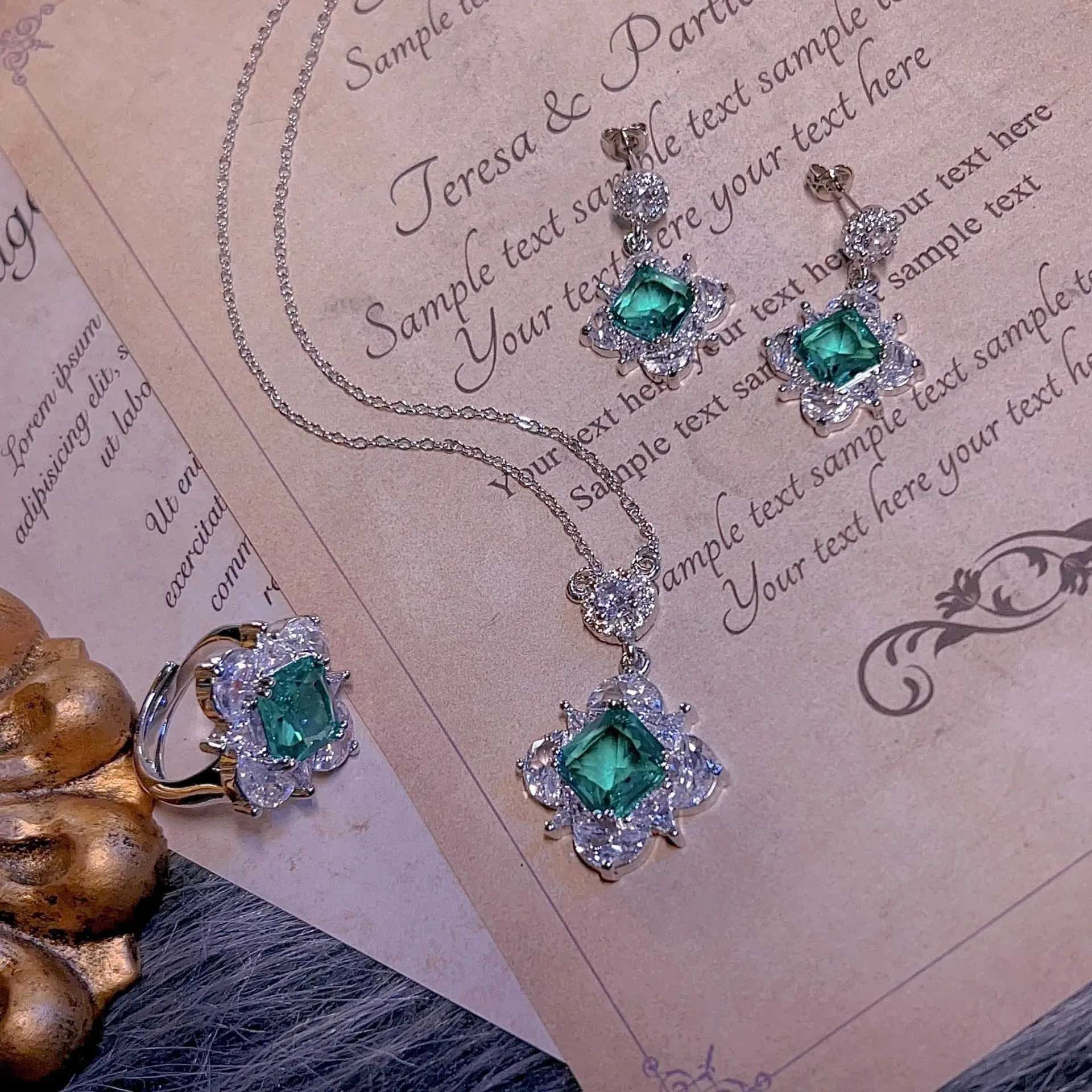 High-end European and American feeling, heavy industry, light luxury, custom grandmother, emerald set, jewelry to wear for parties