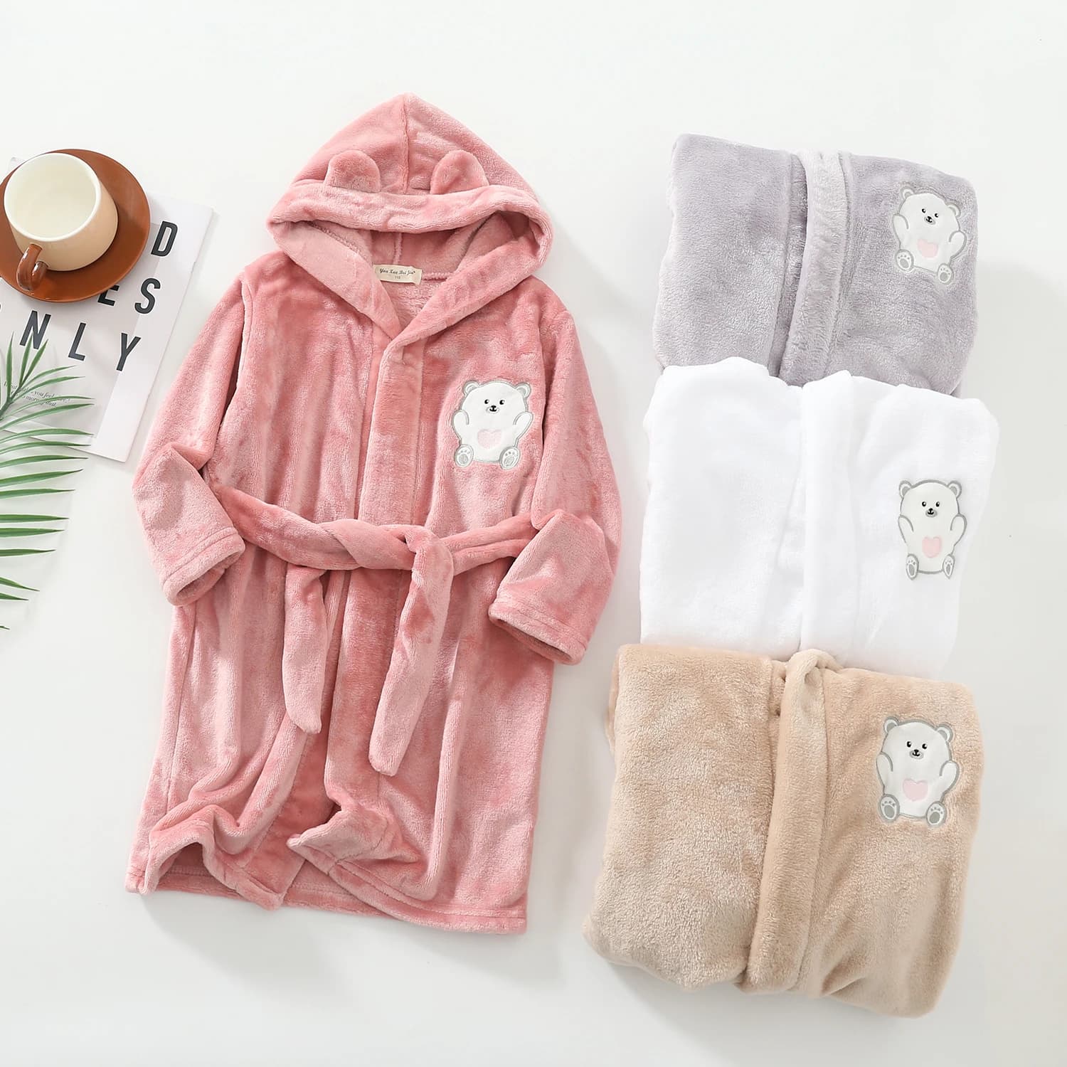 Flannel bathrobe with hood for children, adorable and comfortable bear of cartoons, for boys and girls, to wear for the house, from casual night