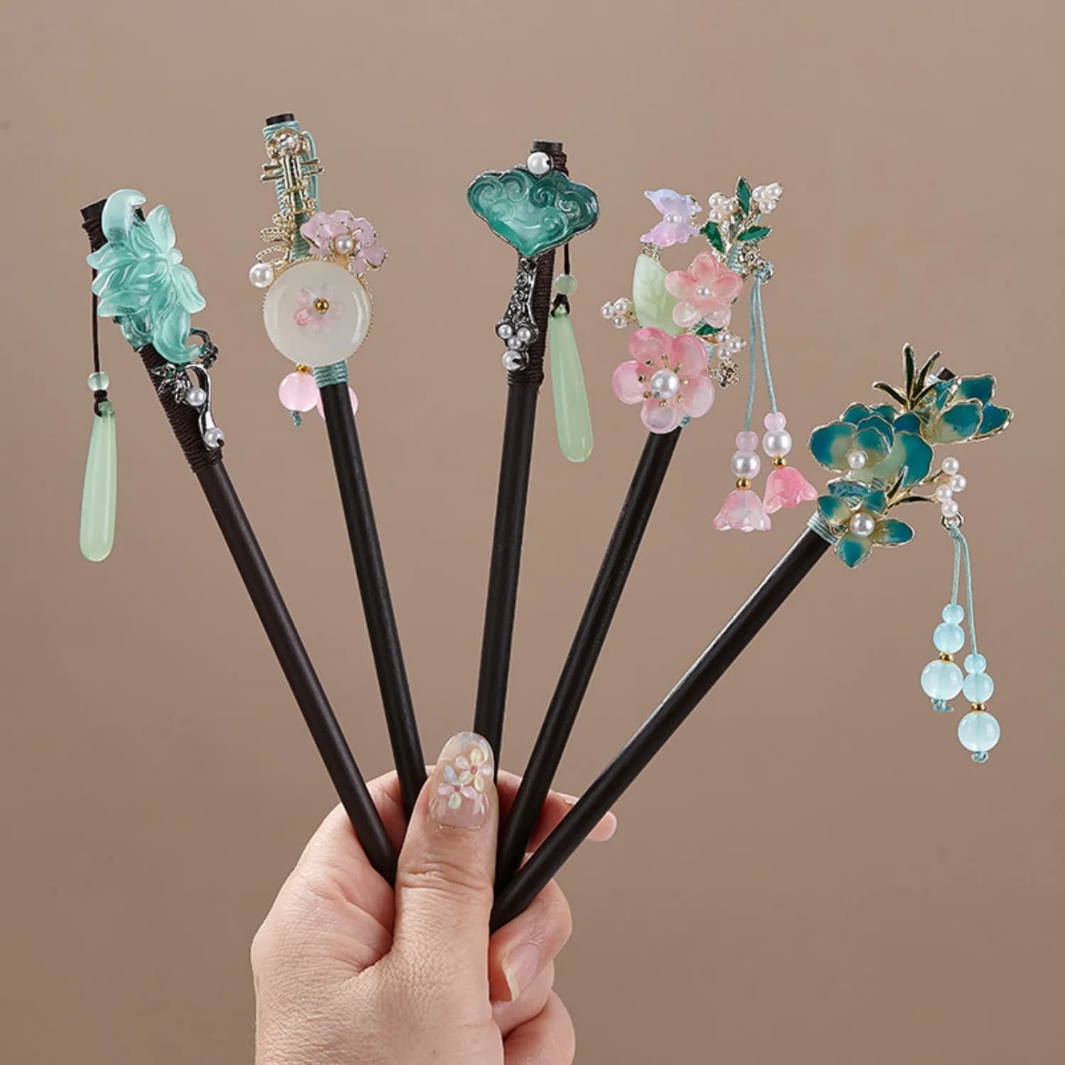 Vintage flower-shaped hair clip for woman, elegant floral wooden fork, lightweight luxury hair accessory for Hanfu clothes, jewelry and hair accessories