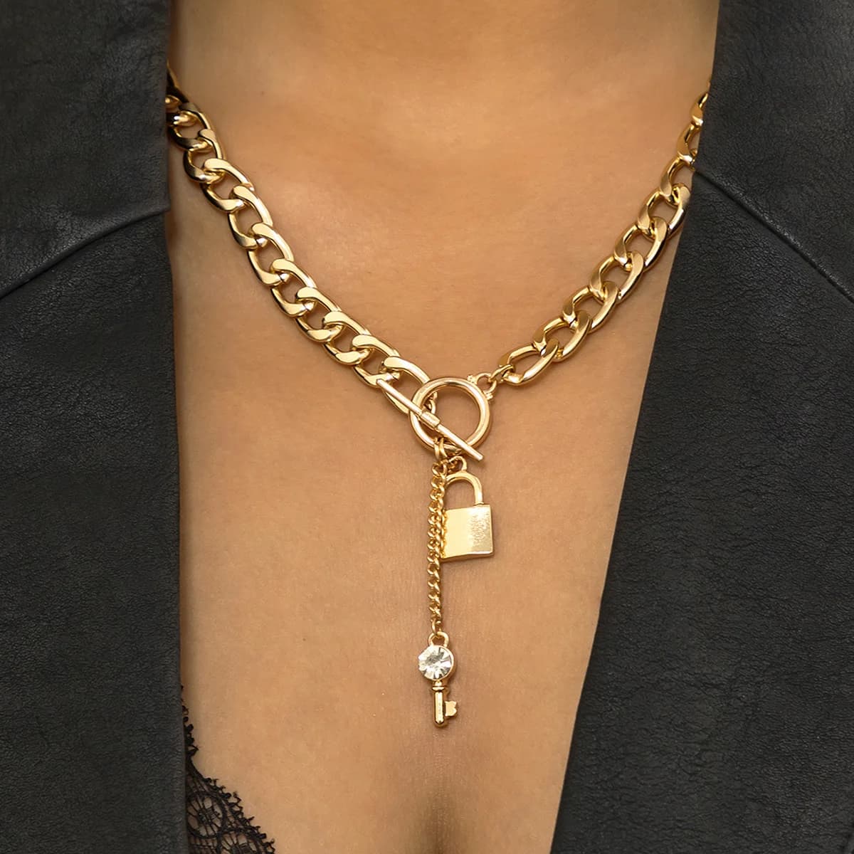 1 collana da donna con pendente a forma di chiave e lucchetto in finto cristallo scintillante