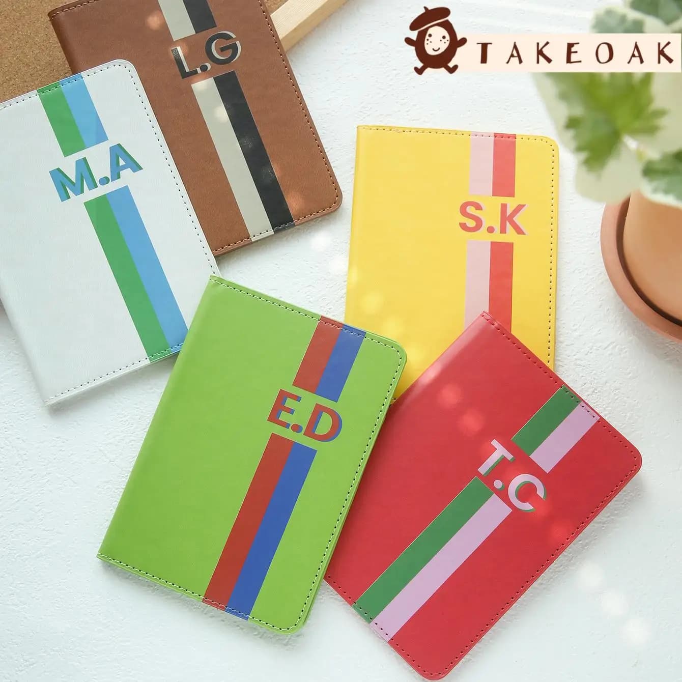 Porta Passaporto Classico a Righe con Iniziali Personalizzate, Monogramma Luminoso con Strisce, Copertina per Passaporto in Ecopelle, Accessori da Viaggio