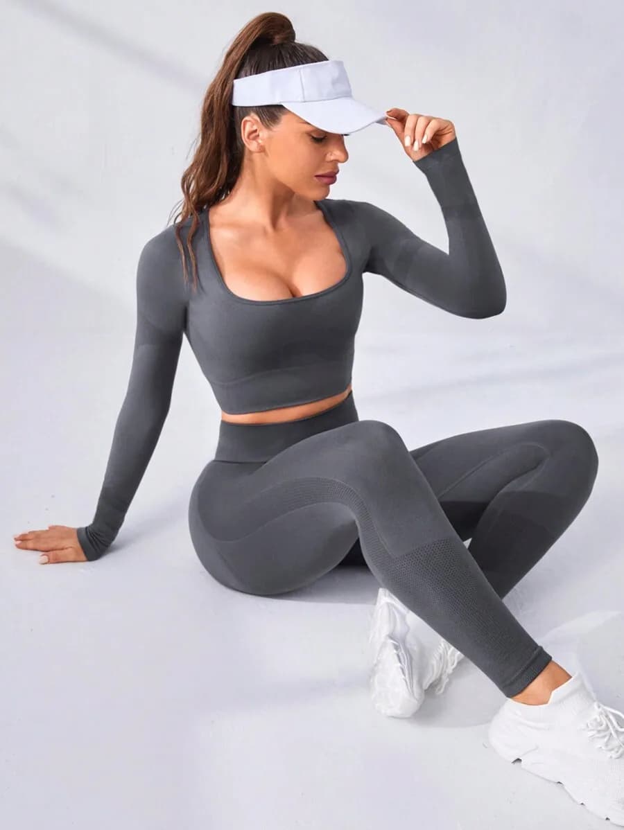 Set da allenamento da donna con top corto a maniche lunghe e leggings a vita alta