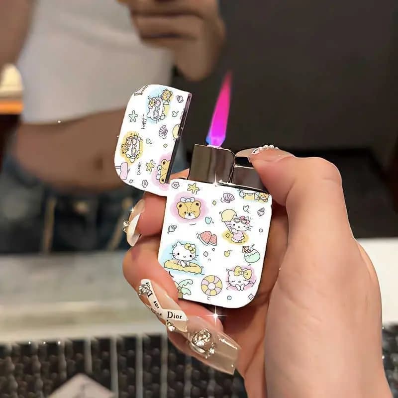 Nuovo Accendino da Donna con Motivo Raffinato, Fiamma Rosa, Antivento, in Metallo, Accessorio per Sigarette, Piccolo Regalo
