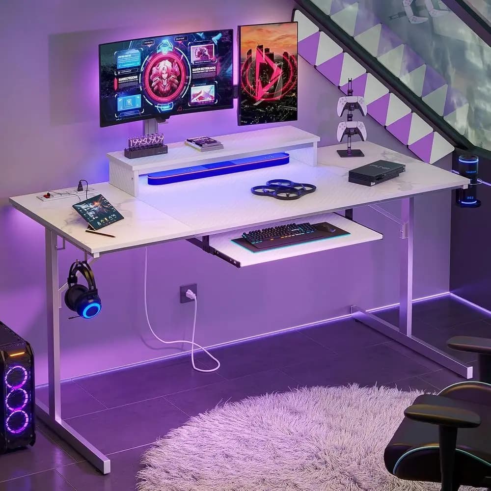 Scrivania da Gaming con 63 LED, Prese di Corrente, Supporto per Laptop e Vassoio per Tastiera, Effetto Fibra di Carbonio e Marmo, Bianca