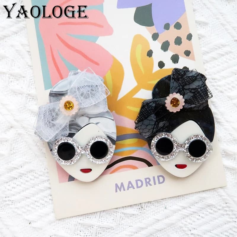 YAOLOGE Elegante Temperamento Arco Occhiali Ragazza Spilla Ritratto di Cartone Animato Design Abbigliamento da Donna Borsa Accessori Distintivo Regalo