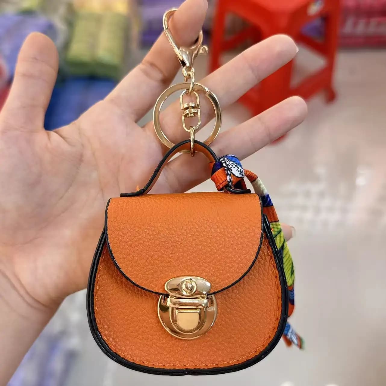 Portachiavi alla Moda, Mini Borsa Rotonda per Cuffie, Compatibile con Airpods 4 Pro 2 3 2 e 1, Borsa Portatile Multiuso con Gancio