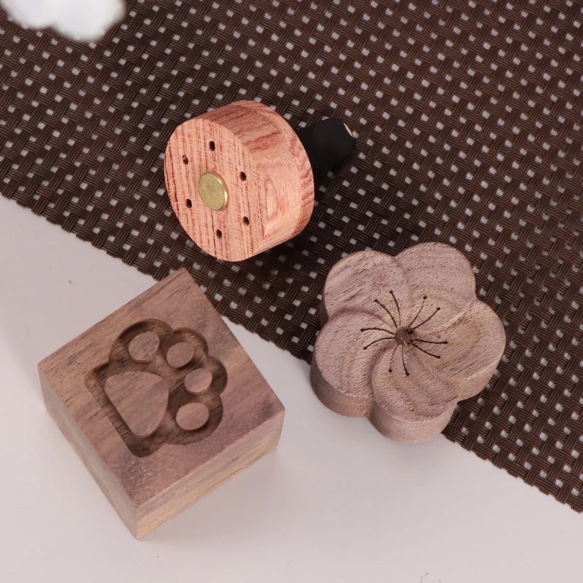 1Pcs Aromatherapy Wood Diffuser Natural Plum Blossom Design Essential Oil Absorber for Deep Meditation Home Office
