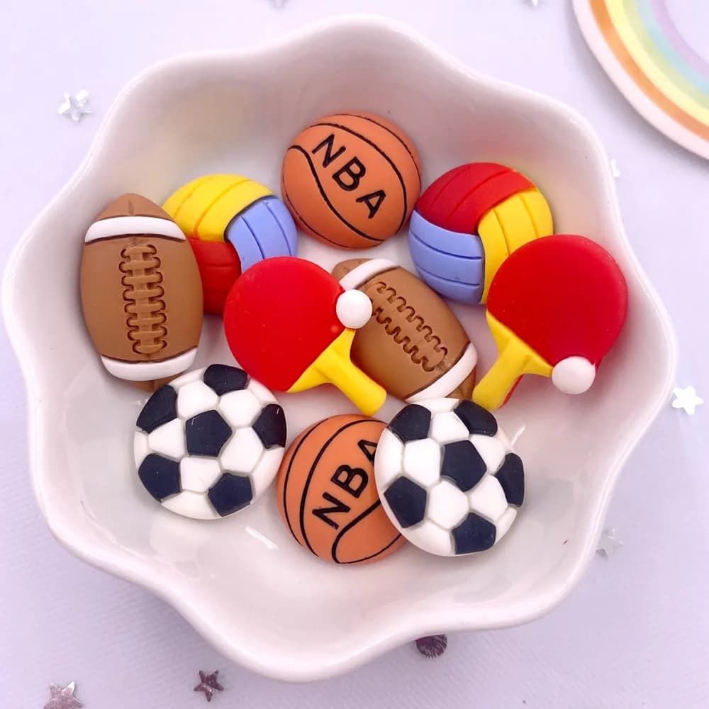 Resina colorata Calcio basket ping pong baseball rugby attrezzature sportive Figurine con retro piatto 10 pezzi Scrapbook Artigianato fai da te M4