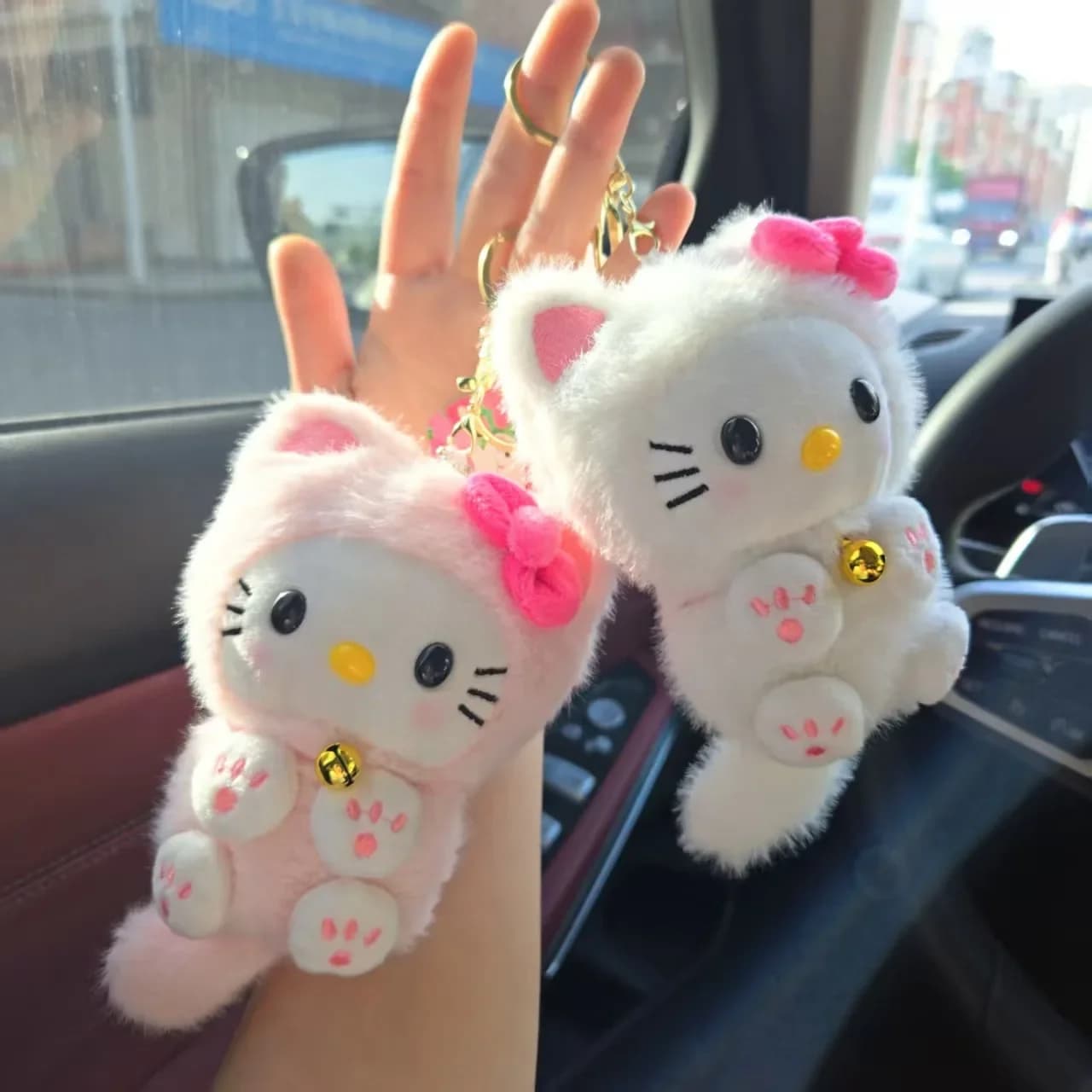 Portachiavi con bambola a coda lunga Kawaii Sanrio Hello Kitty, simpatico gattino KT in peluche, piccolo giocattolo da appendere, regalo, ciondolo per borsa con personaggi dei cartoni animati.