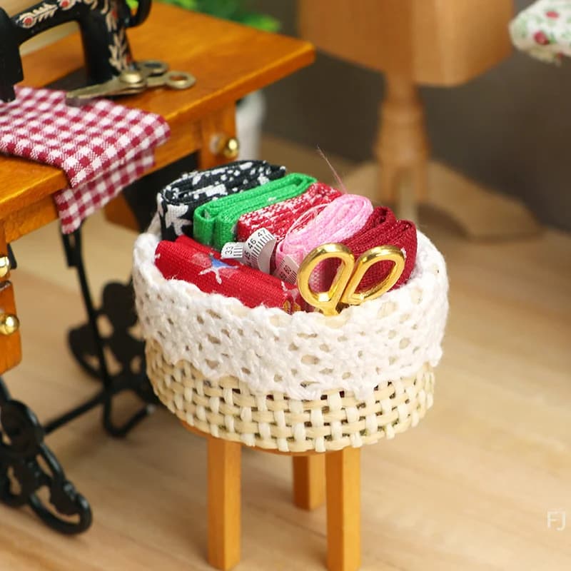 Kit da cucito in miniatura per casa delle bambole in scala 1/12: cestino degli attrezzi, forbici, stoffa, righello per l'arredamento della scena