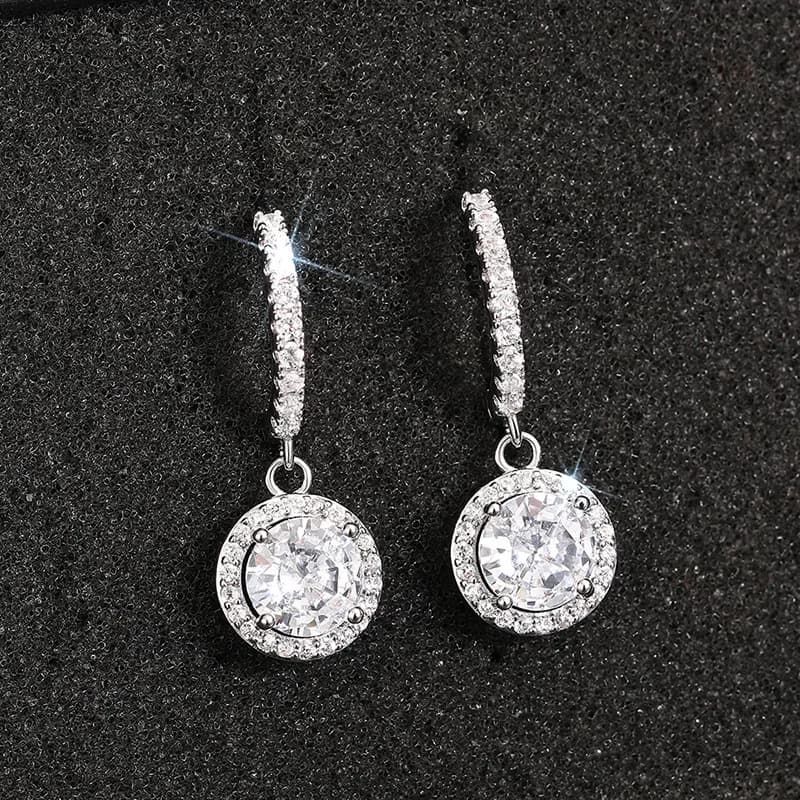 Nuovo senso del design da donna elegante, temperamento, orecchini di lusso leggeri europei e americani, gioielli con zirconi geometrici rotondi