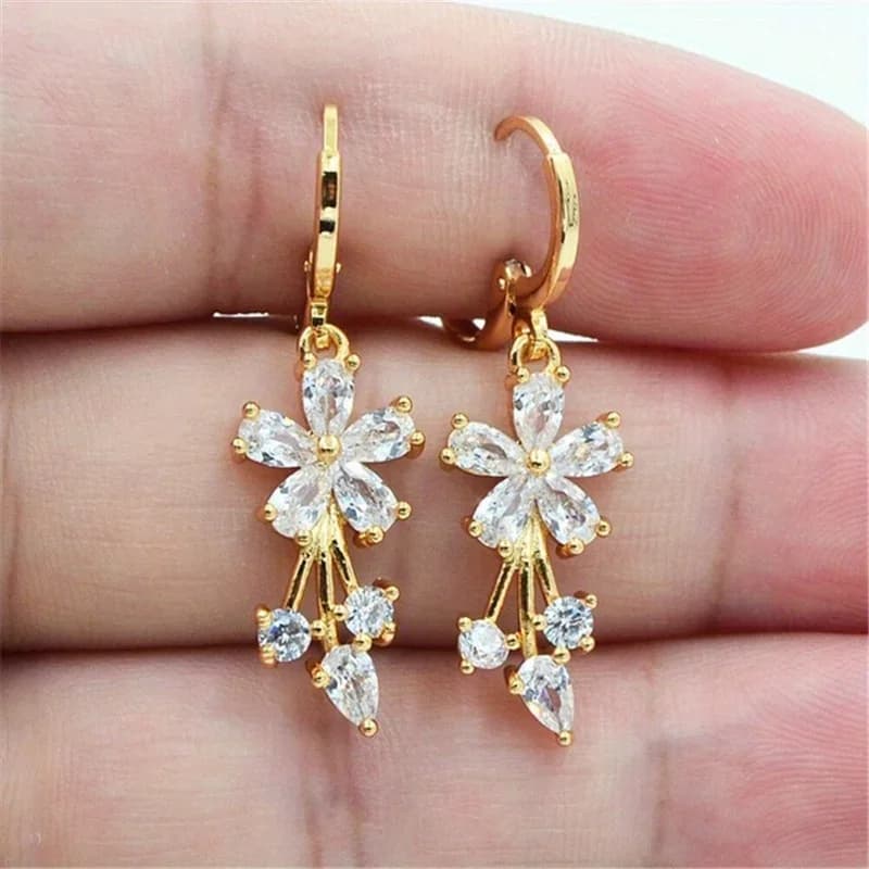 Semplici orecchini decorativi a forma di goccia con zirconi cubici, un elegante regalo per le vacanze.