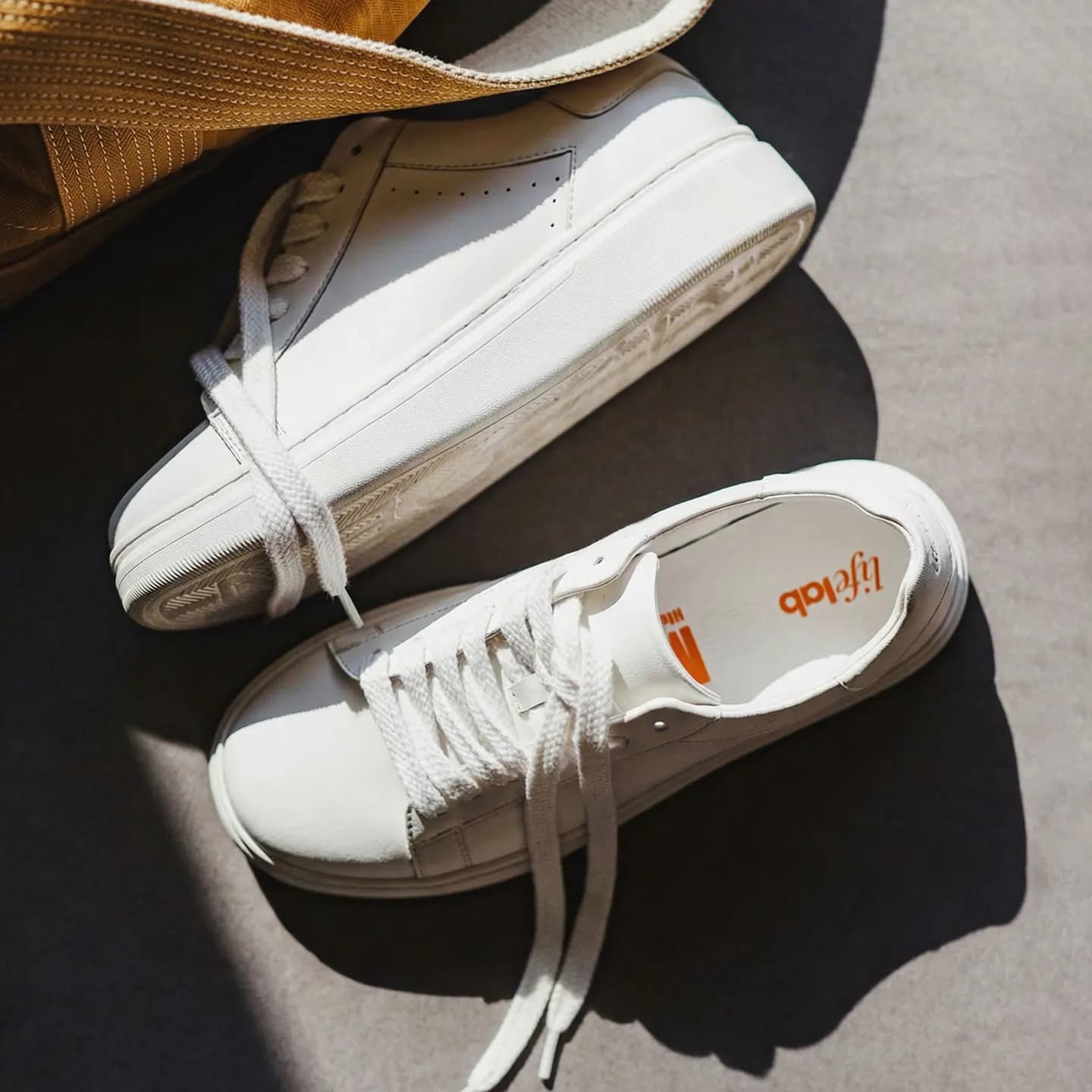 Sneakers bianche da uomo Maden con suola spessa, classiche basse con lacci, scarpe casual con punta tonda, scarpe da ginnastica con rialzo per primavera autunno