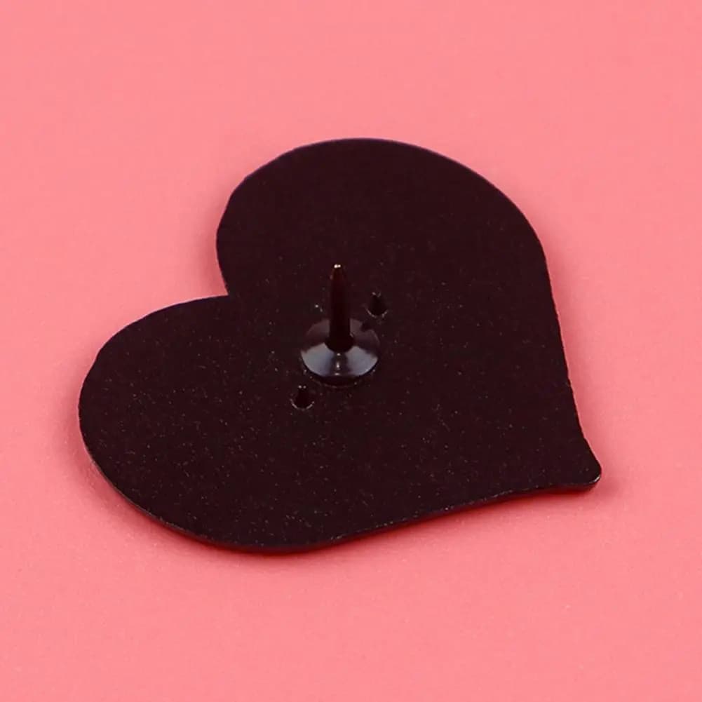 Spilla Compatta a Forma di Cuore con Motivo Calcio in Lega di Zinco, Distintivo Decorativo per Maglione, Vestito e Abito
