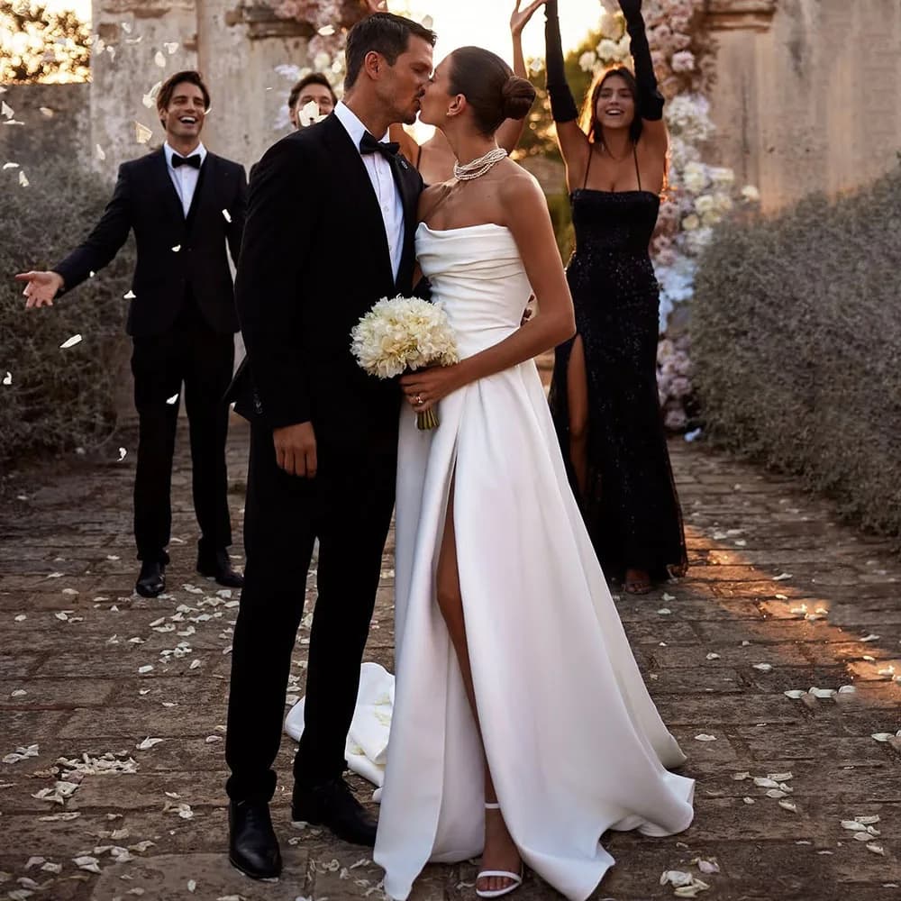 Abiti da Sposa Semplici in Raso con Pieghe, Abito Nuziale Civile con Spacco Laterale, Vestito Minimalista per Cerimonia Nuziale 2026 Personalizzabile