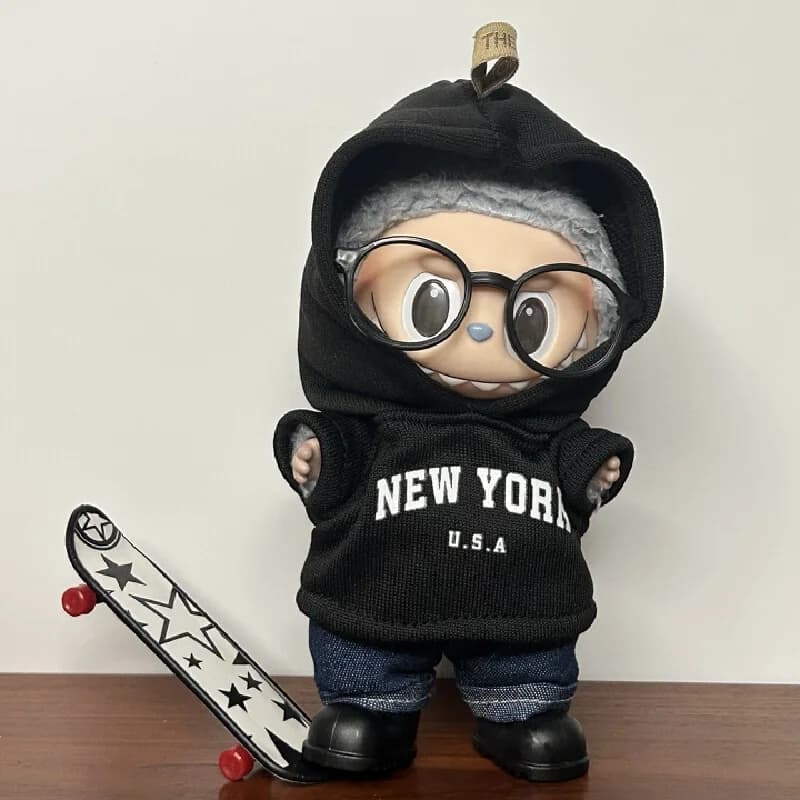 Vestiti per Bambole Labubu 17cm, Set Felpa con Cappuccio e Jeans Stile New York Bianco e Nero con Occhiali, Outfit per Figure in Peluche Blind Box