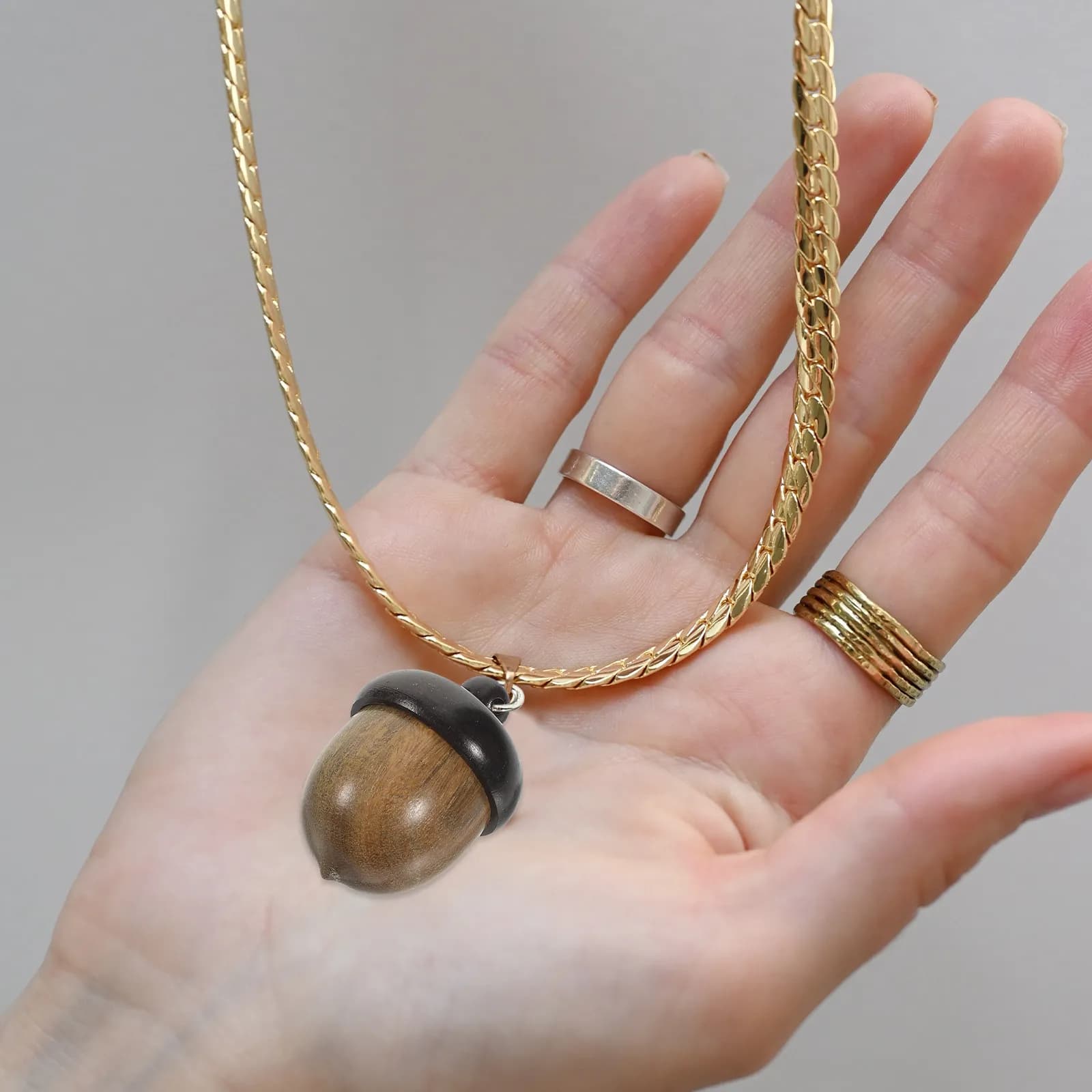 1 Pezzo Ciondolo in Legno Multicolore con Scomparto Interno per Aromaterapia, Diffusore per Donne, Gioiello Elegante e Delicato