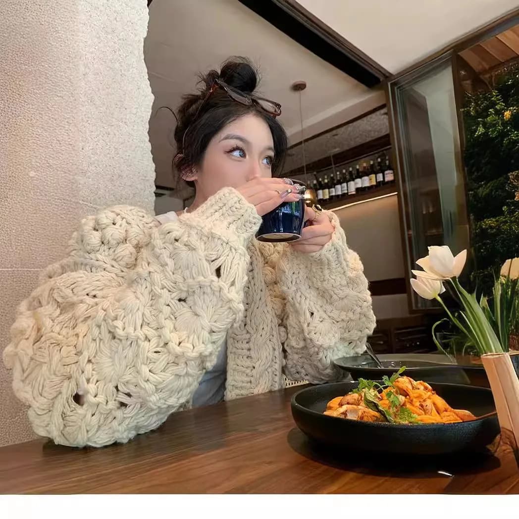 Nuovo prodotto invernale Elegante industria pesante Scava fuori il cappotto cardigan stile pigro con ago grosso fatto a mano puro