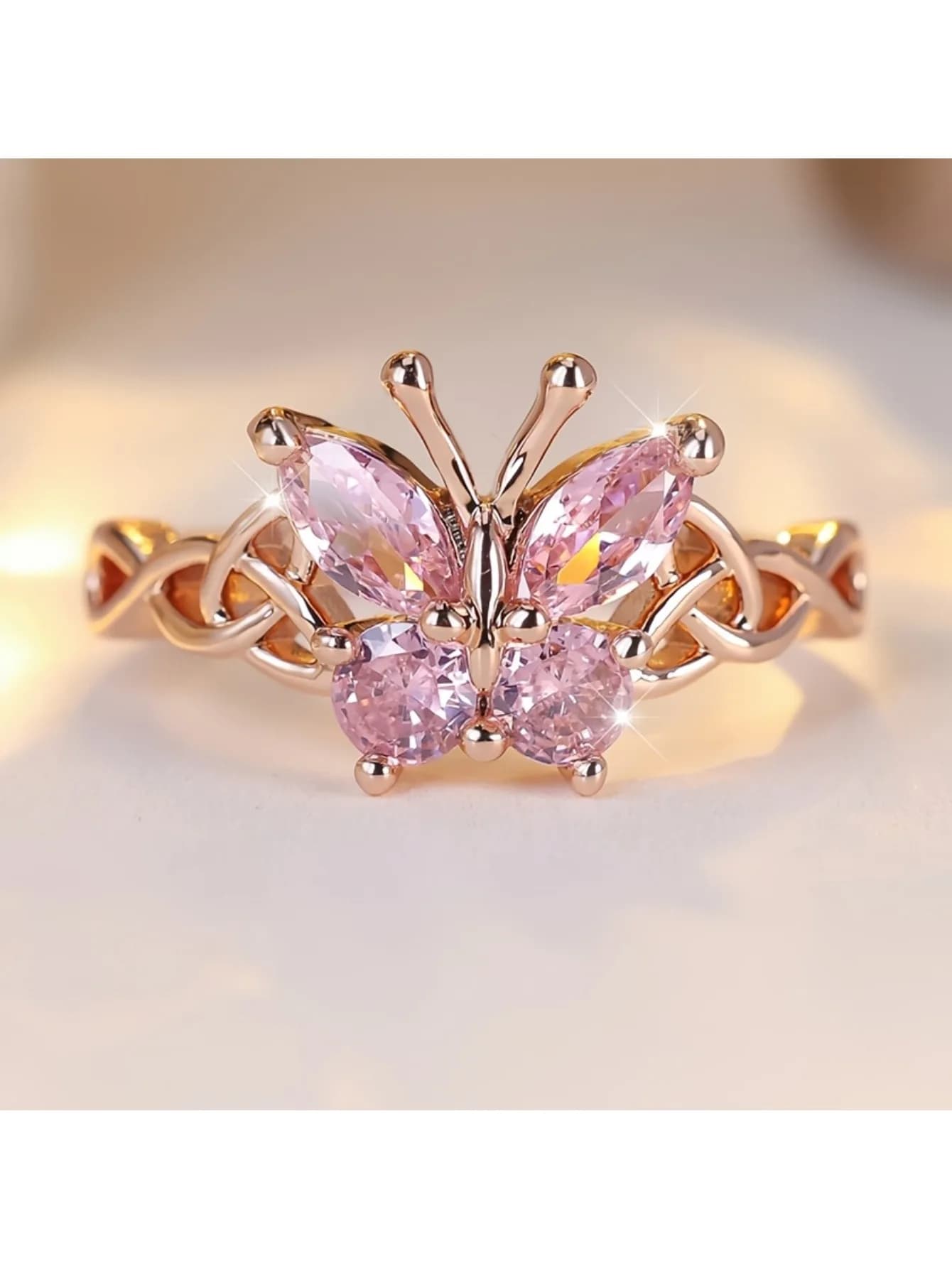 Un nuovo anello elegante e lussuoso a forma di farfalla rosa, versatile e alla moda, regalo per compleanno o festività