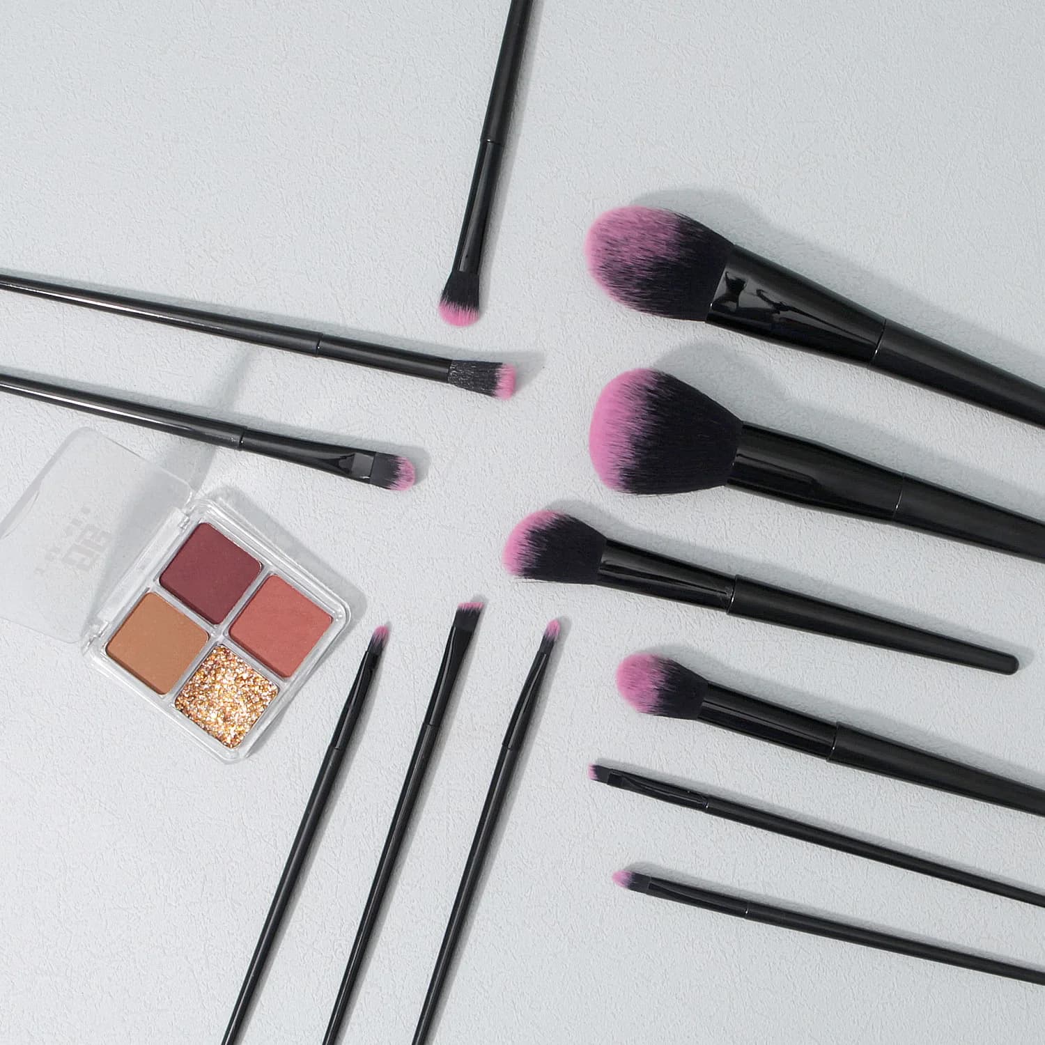NUOVO Set di 12 Pennelli da Trucco 2026 – Kit Completo Nero per Principianti, Include Pennelli per Cipria, Ombretto e Fard, Morbidi e Resistenti