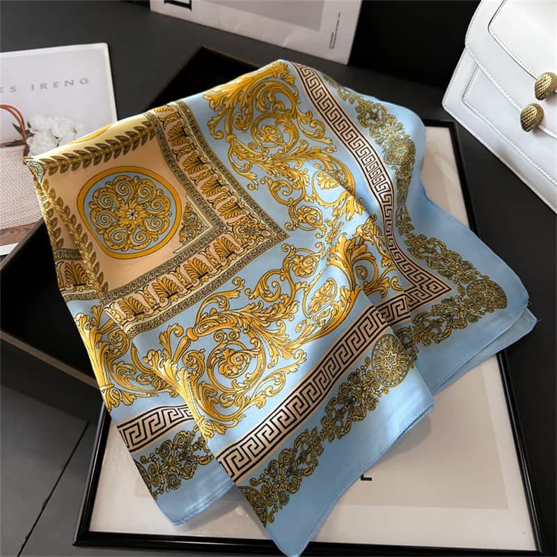 2025 New Fashion 70X70 cm Sciarpa da donna stampata Sciarpa di seta Pashmina Scialle quadrato Fascia decorativa Collo Bandana di design di lusso