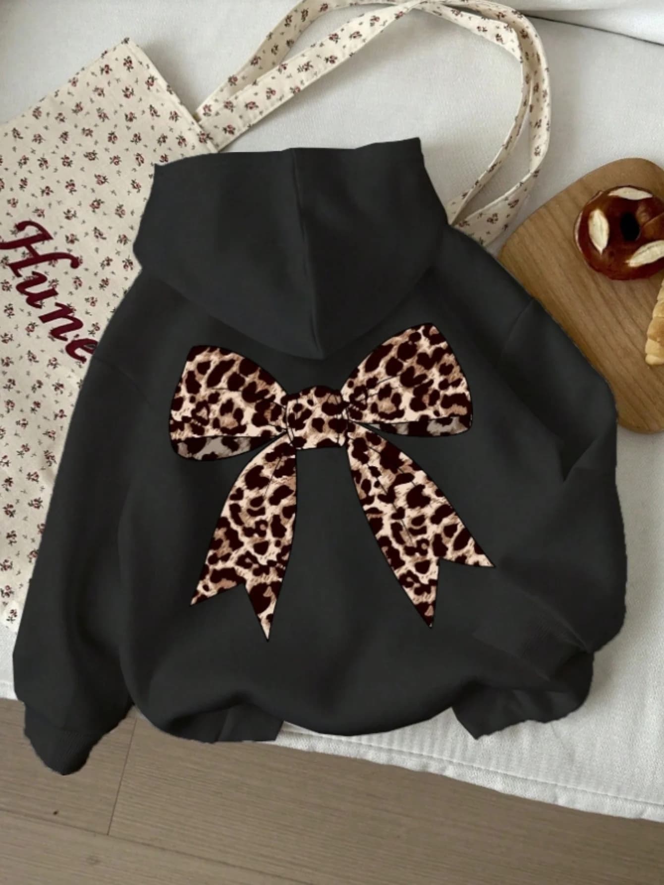 Felpa da donna Street 2025 autunno inverno stampa leopardata fiocco stampato top casual morbido e confortevole felpe con cappuccio da donna per sport all'aria aperta