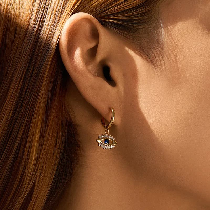 Orecchini a cerchio penetranti con ciondolo occhi in zirconi minimalisti placcati in oro 18 carati per gioielli di moda eleganti ed alla moda da donna