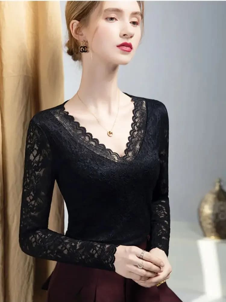 Top a maniche lunghe slim fit con scollo a V in pizzo chic femminile, nuove magliette in pizzo scavate primavera autunno per le donne