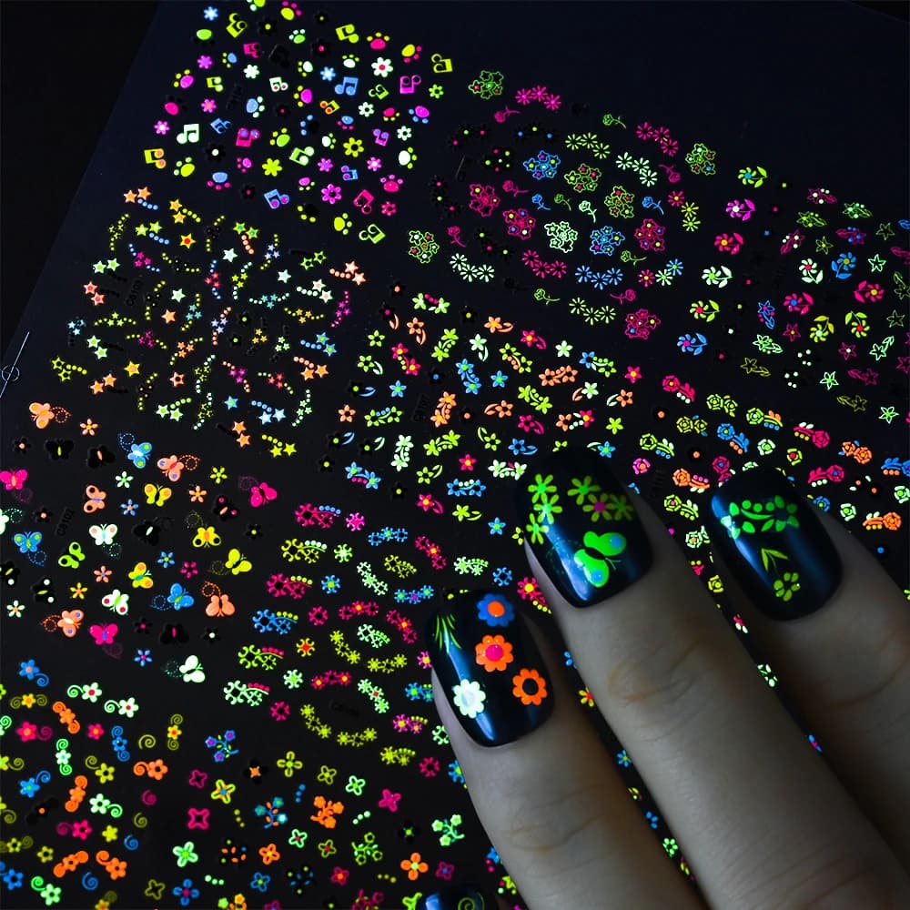 24Pcs adesivi per unghie fiore farfalla luminosa 3D Kawaii floreale autoadesivo decalcomanie per unghie Glow In Dark Y2K cursori per Manicure