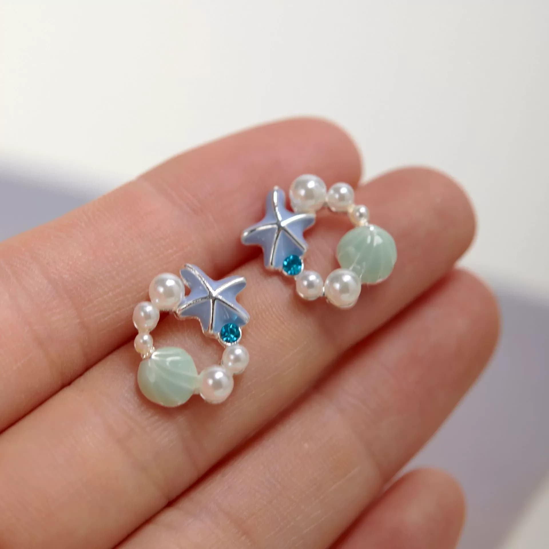Orecchini con ciondoli a forma di conchiglia di stelle marine per piccole ragazze carine Orecchini a bottone rotondi con mini perle finte per gioielli dolci da donna