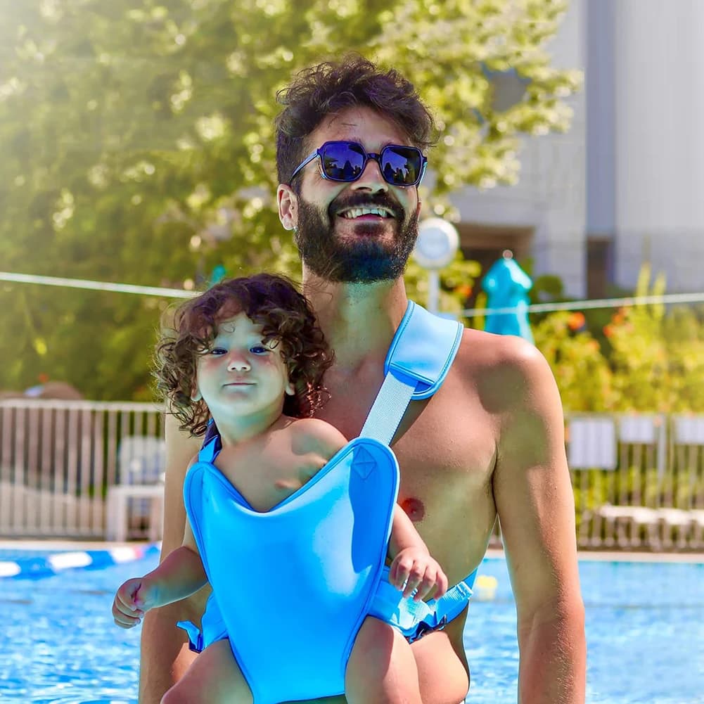 Innovativo marsupio regolabile per neonati e bambini, utilizzabile sia in acqua che su terra, con seduta ergonomica per piscina e spiaggia