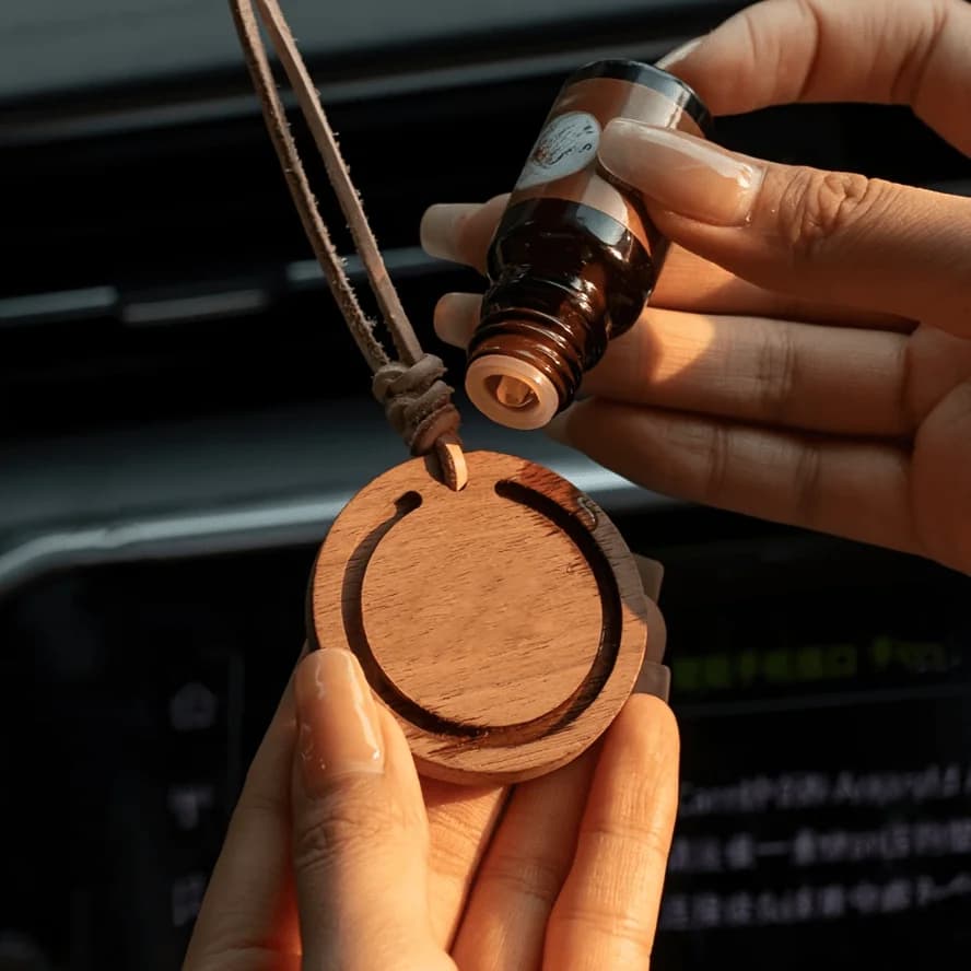 Diffusore rotondo in legno premium da 1 pezzo - Realizzato a mano in legno di cera bianca e noce nera - Accessori eleganti per l'aroma con sospensione per auto