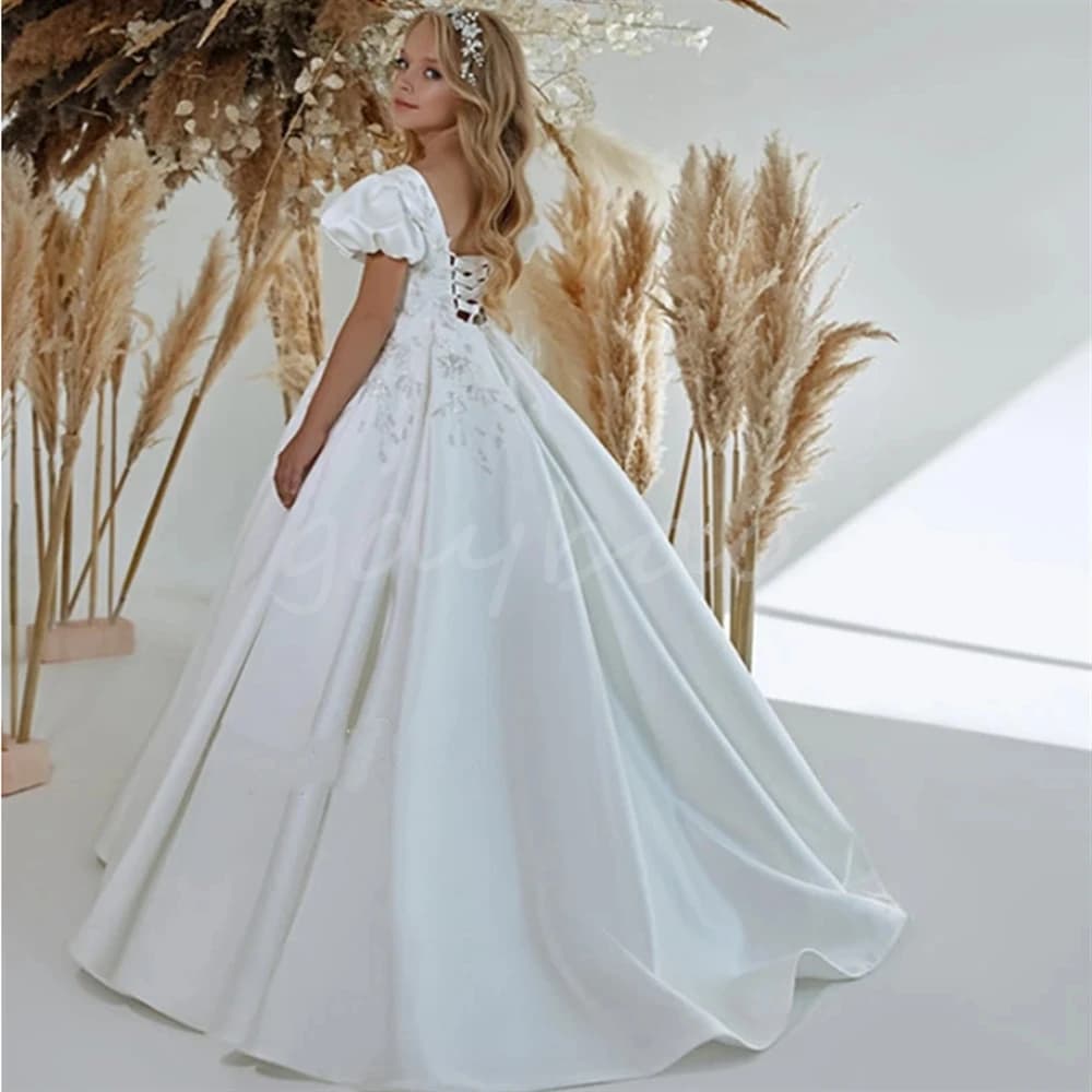 Abito da ragazza di fiore in raso bianco personalizzato per abito da ballo da sera per spettacolo di compleanno di prima comunione con applicazioni a maniche corte