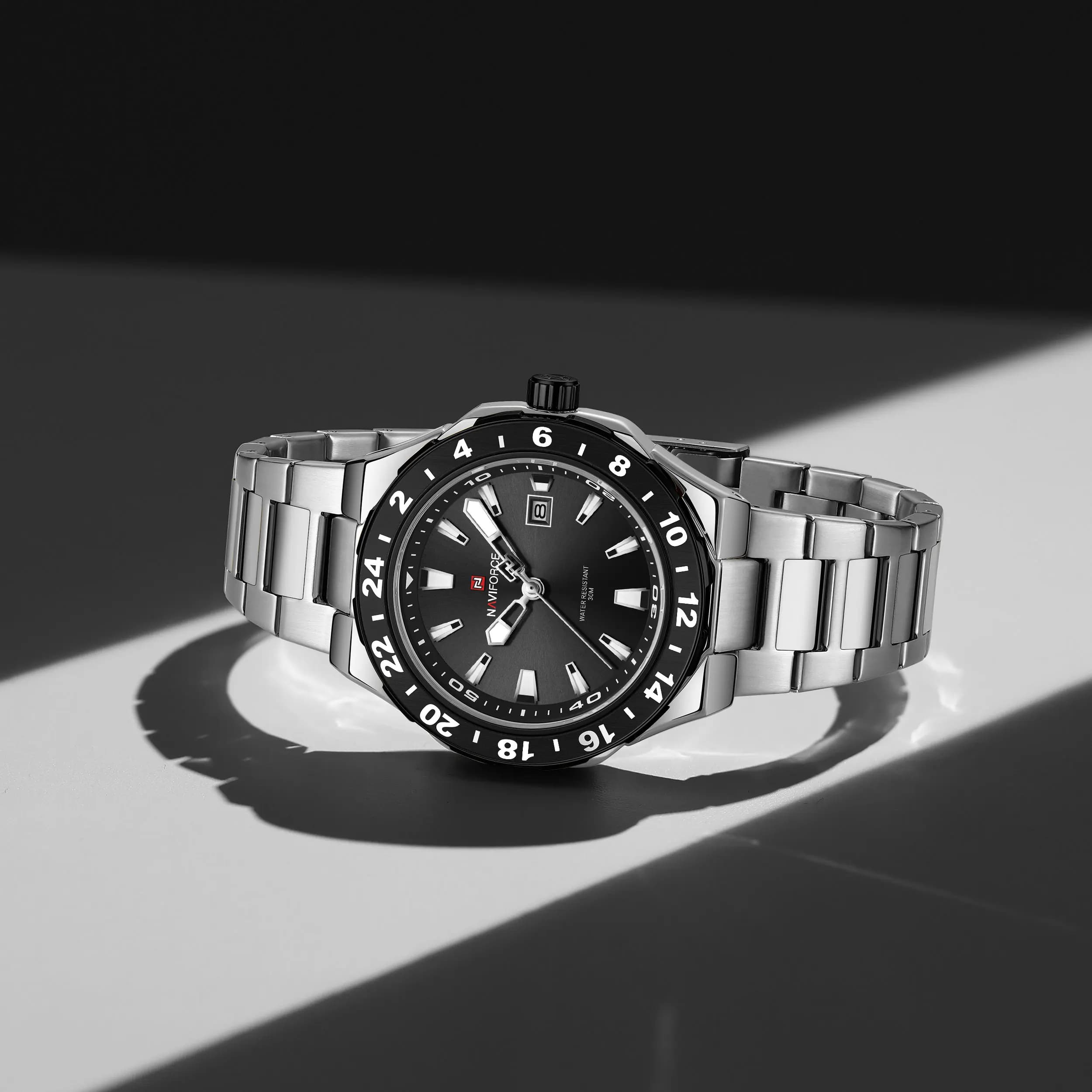 NAVIFORCE 9249 Orologi al quarzo moda di marca per uomo Calendario luminoso Cinturino in acciaio inossidabile impermeabile Orologio da uomo elegante casual