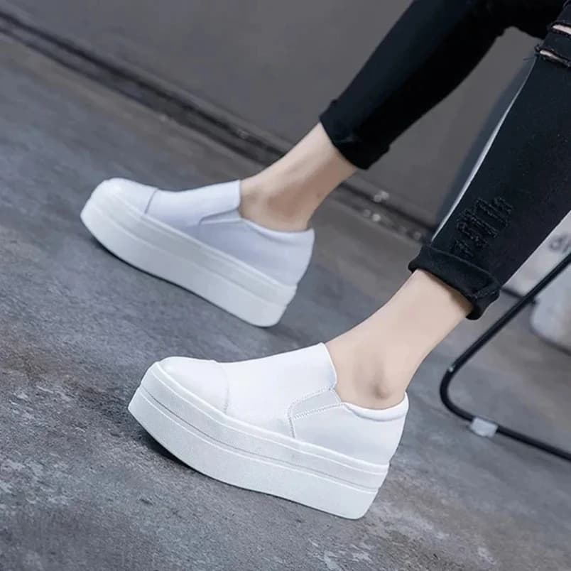 2025 Scarpe da ginnastica da donna con zeppa con plateau alla moda in vera pelle femminile 7CM Scarpe bianche comode vulcanizzate casual primavera autunno robuste