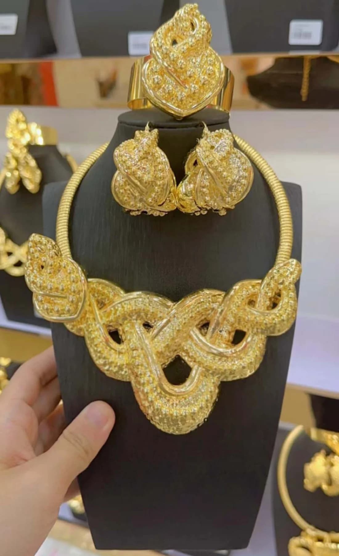 Favoloso set di gioielli leggeri con forma geometrica irregolare, affascinante collana placcata in oro, bracciale, orecchini, anello, gioielli da 4 pezzi